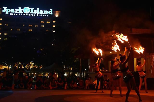 제이파크 아일랜드에는 게임을 진행하거나 공연을 펼치는 만능 엔터테이너 '아미고'가 있다. 이들은 저녁마다 화려한 공연을 선보이며 투숙객의 시선을 사로잡는다.