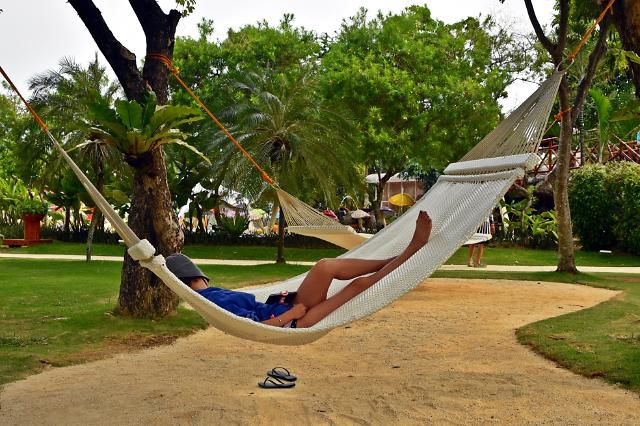 제이파크 아일랜드. 해먹에서 휴식을 취하는 여행객