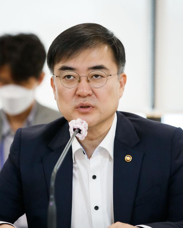 발언하는 손병두 부위원장     (서울=연합뉴스) 손병두 금융위원회 부위원장이 28일 서울 중구 은행연합회에서 열린 금융리스크 대응반 회의에서 발언하고 있다. 2020.7.28      [금융위원회 제공. 재판매 및 DB 금지]     photo@yna.co.kr/2020-07-28 11:23:23/ <저작권자 ⓒ 1980-2020 ㈜연합뉴스. 무단 전재 재배포 금지.>