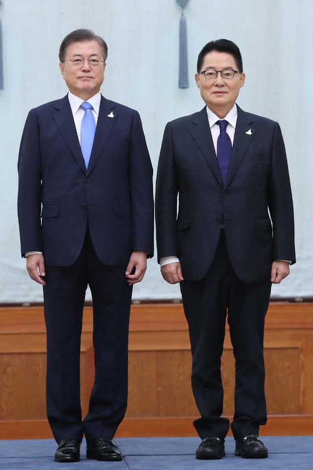 박지원 국정원장과 기념촬영하는 문재인 대통령     (서울=연합뉴스) 김주성 기자 = 문재인 대통령이 29일 청와대에서 박지원 신임 국가정보원장에게 임명장을 수여한 뒤 기념촬영 하고 있다. 2020.7.29     utzza@yna.co.kr/2020-07-29 11:55:47/ <저작권자 ⓒ 1980-2020 ㈜연합뉴스. 무단 전재 재배포 금지.>