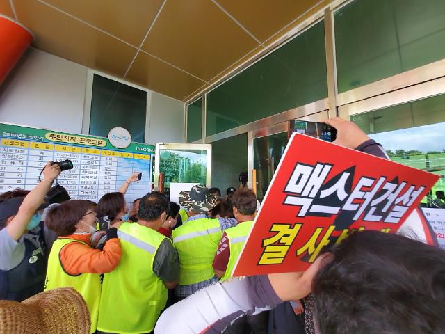 월성원전 임시저장시설 의견수렴 결과 발표장 '아수라장'      (경주=연합뉴스) 김선형 기자 = 24일 오전 월성원전 임시저장시설 확충 관련 지역 의견수렴 결과를 발표하는 경북 경주 감포읍복지회관 입구에서 찬·반 단체 관계자들이 뒤엉켜 아수라장을 방불케 했다. 2020.7.24     sunhyung@yna.co.kr/2020-07-24 10:13:36/ <저작권자 ⓒ 1980-2020 ㈜연합뉴스. 무단 전재 재배포 금지.>