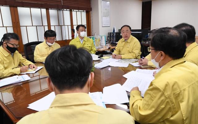 홍남기 부총리 겸 기획재정부 장관이 8월 5일 서울 광화문 정부서울청사에서 장마피해 복구 지원을 위한 긴급점검회의를 주재하고 있다.