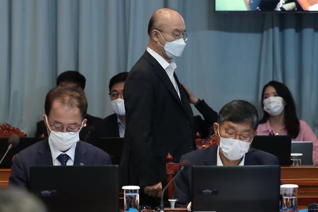 김조원 청와대 민정수석이 지난 7월 20일 오후 청와대에서 열린 수석·보좌관 회의에 참석하고 있다. 앞쪽은 김사열 국가균형발전위원장(왼쪽)과 강현수 국토연구원장.