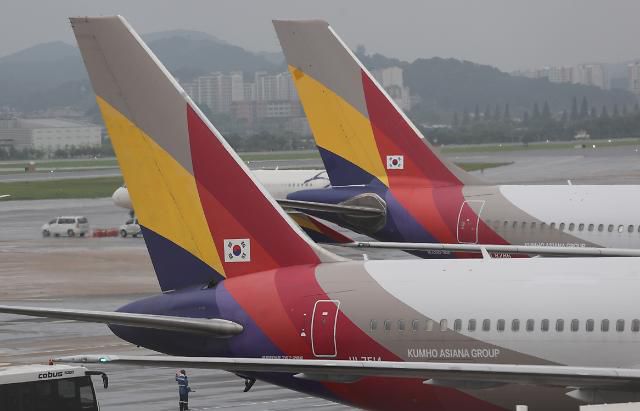 아시아나항공 앞날은     (서울=연합뉴스) 서명곤 기자 = 산업은행 등 채권단이 HDC현대산업개발(현산)의 '12주 아시아나항공 재실사' 요구에 기간을 크게 단축하자는 역제안 카드를 검토하고 있다. 사진은 2일 서울 강서구 김포공항 주기장의 아시아나항공 여객기 모습. 2020.8.2     seephoto@yna.co.kr/2020-08-02 14:56:41/ <저작권자 ⓒ 1980-2020 ㈜연합뉴스. 무단 전재 재배포 금지.>