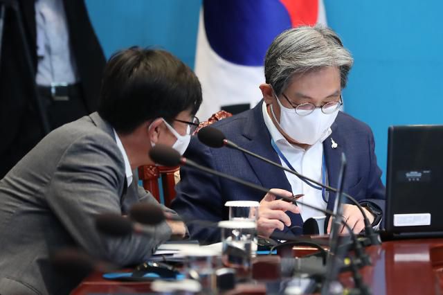 노영민 대통령 비서실장(오른쪽)과 김상조 정책실장이 지난 7월 20일 오후 청와대에서 열린 수석·보좌관 회의에서 대화하고 있다.