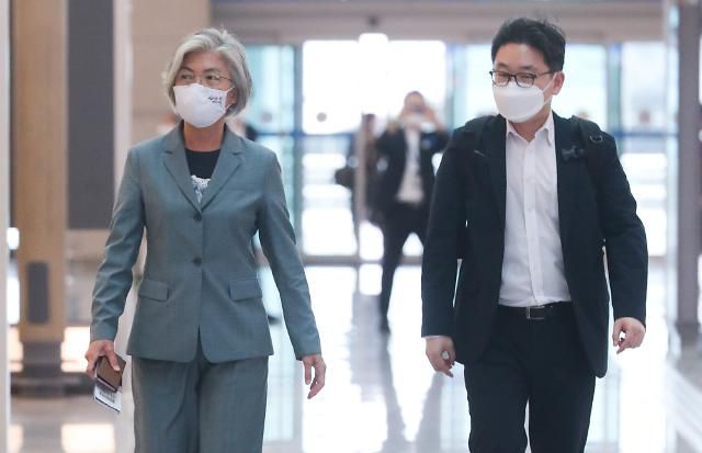 강경화, 6개월 만에 해외 출장…10일 독일서 전략대화       (영종도=연합뉴스) 류효림 기자 = 강경화 외교부 장관(왼쪽)이 9일 오전 독일 베를린에서 하이코 마스 독일 외교장관과 제2차 한독 외교장관 전략대화에 참석하기 위해 인천국제공항 1터미널을 통해 출국하고 있다.  강 장관의 마지막 해외 출장은 코로나19가 국내에 한창 확산하던 지난 2월 하순으로, 6개월 만에 해외에서의 대면외교를 재개하는 셈이다. 2020.8.9     ryousanta@yna.co.kr/2020-08-09 11:50:44/ <저작권자 ⓒ 1980-2020 ㈜연합뉴스. 무단 전재 재배포 금지.>