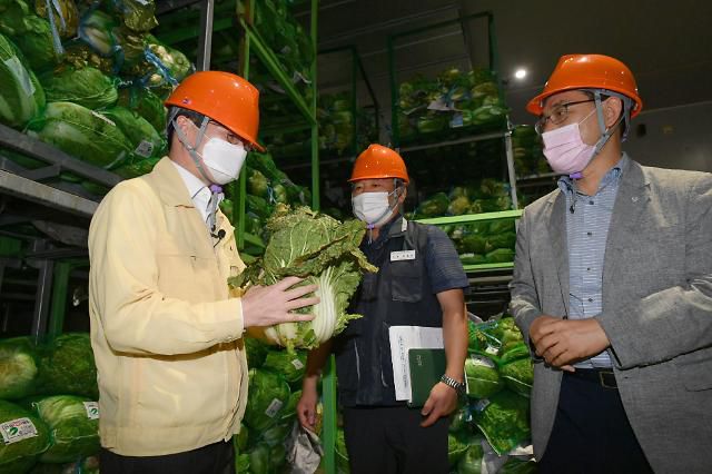 김용범 기획재정부 차관이 12일 장마철 농산물 가격 변동성 및 보관현황을 점검하고자 aT김포 농산물 비축기지를 방문,   - 비축농산물 방출현장을 시찰하고 있다.