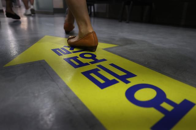 취업자는 감소, 실업자는 21년만에 최다     (서울=연합뉴스) 이지은 기자 = 신종 코로나바이러스 감염증(코로나19)여파에 따른 고용시장 충격이 이어지면서 7월 취업자 수가 28만명 가까이 감소했다. 같은 달 기준 실업자 수는 통계 작성을 시작한 1999년 이후, 실업률은 2000년 이후 가장 높은 수준으로 치솟았다. 12일 오후 서울 한 고용복지플러스센터로 시민들이 들어가고 있다. 2020.8.12     jieunlee@yna.co.kr/2020-08-12 15:50:29/ <저작권자 ⓒ 1980-2020 ㈜연합뉴스. 무단 전재 재배포 금지.>