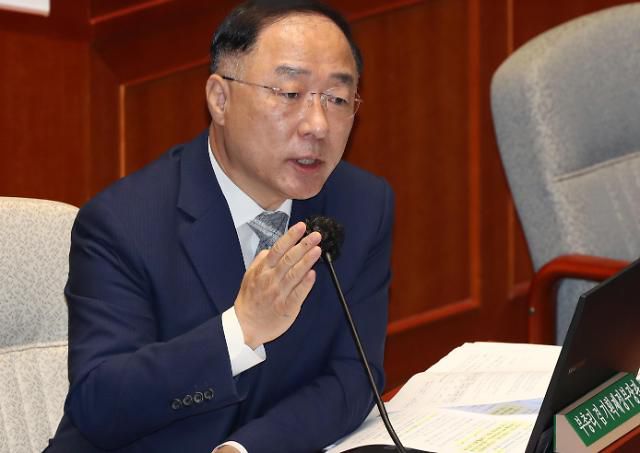 홍남기 부총리가 24일 국회 예결위 전체회의에 출석해 의원들의 질의에 답하고 있다.