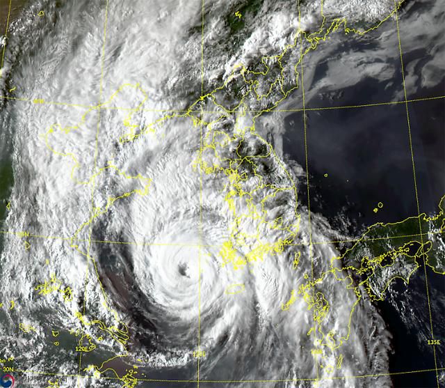 제8호 태풍 '바비', 제주 지나 서해 따라 북상     (서울=연합뉴스) 26일 오후 천리안 2A 위성이 찍은 제8호 태풍 '바비'의 모습. 바비는 제주를 강타한 뒤 서해를 따라 북상하고 있다. 바비는 태풍의 눈 보일 정도로 매우 강한 세력을 유지하며 이동하며 밤사이 전국에 영향을 미칠 것으로 기상청은 예보했다. 2020.8.26     [국가기상위성센터 제공. 재판매 및 DB 금지]       hkmpooh@yna.co.kr/2020-08-26 17:00:16/ <저작권자 ⓒ 1980-2020 ㈜연합뉴스. 무단 전재 재배포 금지.>