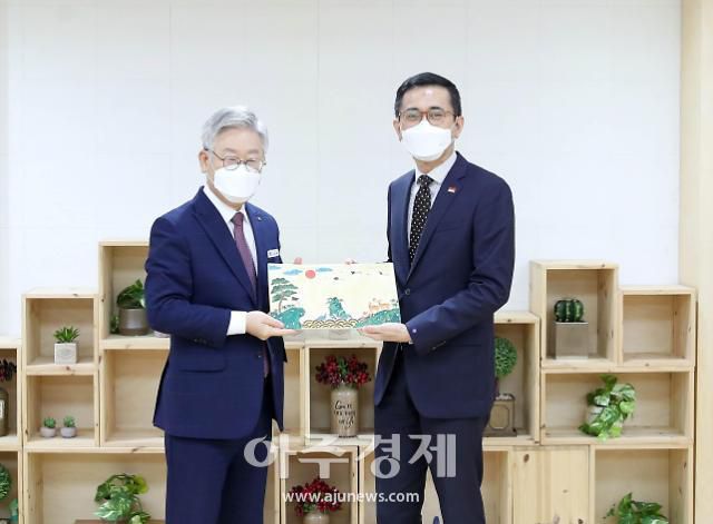 이재명+경기도지사가+에릭+테오(Eric+Teo)+주한+싱가포르+대사에게+건강을+기원하는+‘장생문도+도판’을+선물.