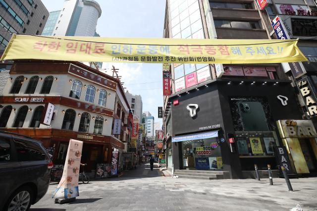 점심시간 조용한 종로 식당가     (서울=연합뉴스) 강민지 기자 = 신종 코로나바이러스 감염증(코로나19)으로 '사회적 거리두기 2단계' 조치가 시행 중인 25일 점심시간 서울 종로구 젊음의 거리 식당가가 한산하다. 2020.8.25     mjkang@yna.co.kr/2020-08-25 13:45:45/Media Only <저작권자 ⓒ 1980-2020 ㈜연합뉴스. 무단 전재 재배포 금지.>