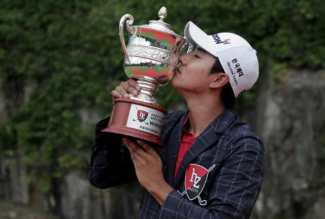 트로피에 입 맞추는 김한별