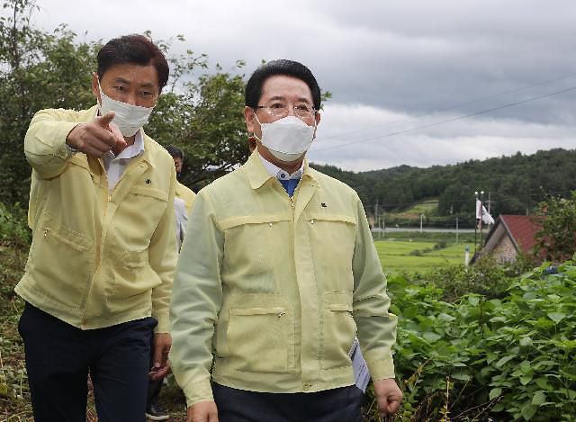 김영록 전남지사가 3일 태풍 피해지역을 둘러보고 있다.