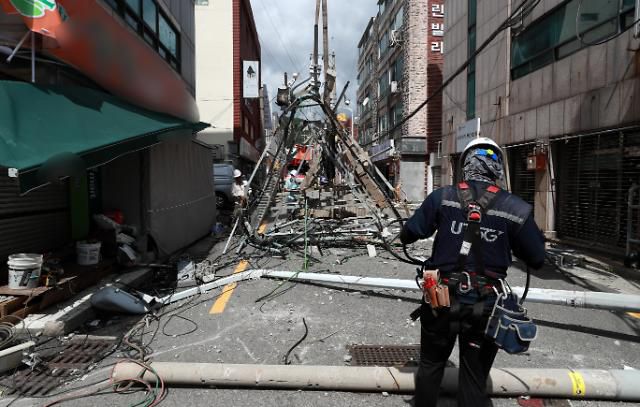 태풍 마이삭이 남부지방을 강타한 지난 3일 부산 금정구 서동 한 주택가 모습.