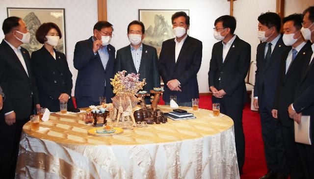 정세균 국무총리, 더불어민주당 이낙연 대표, 김태년 원내대표, 김상조 청와대 정책실장, 홍남기 경제부총리 등이 6일 서울 삼청동 총리공관에서 열린 고위 당정협의회에서 대화하고 있다.