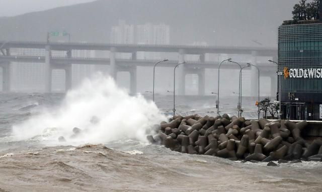태풍 하이선에 거대해진 파도
