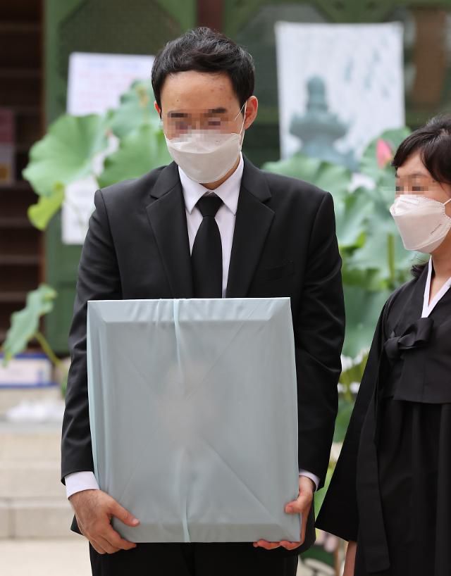 고 박원순 서울시장 영정 든 박주신 씨     (서울=연합뉴스) 이진욱 기자 = 고 박원순 서울시장의 아들인 박주신 씨와 가족이 26일 오후 서울 종로구 조계사에서 박 시장의 49재를 마친 뒤 아버지의 영정을 들고 추모객과 인사하고 있다. 2020.8.26      cityboy@yna.co.kr/2020-08-26 18:05:01/ <저작권자 ⓒ 1980-2020 ㈜연합뉴스. 무단 전재 재배포 금지.>