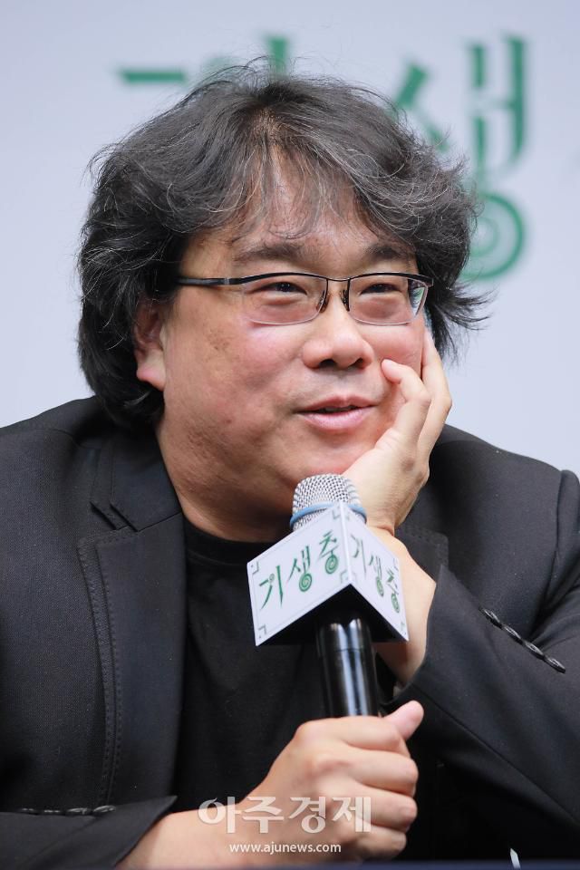 봉준호 감독이 19일 오전 서울 중구 웨스틴조선호텔에서 열린 영화 '기생충' 기자회견에 참석해 외신기자의 질문에 답하고 있다.