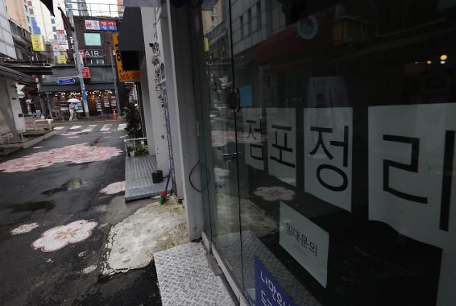 '점포정리'    (서울=연합뉴스) 이지은 기자 = 신종 코로나바이러스 감염증(코로나19)의 재확산 여파로 서울 시내 주요 대학들이 대부분 비대면 수업을 진행하고 있는 가운데 2일 오후 서울 서대문구 이화여대 인근 일대 상점들이 비어있다. 2020.9.2     jieunlee@yna.co.kr/2020-09-02 14:44:21/ <저작권자 ⓒ 1980-2020 ㈜연합뉴스. 무단 전재 재배포 금지.>