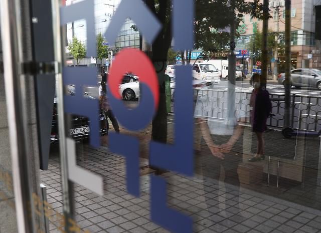 전국 의과대학 본과 4학년생들이 기존의 입장을 바꿔 국가고시 응시 의사를 표시한 24일 자양동에 위치한 한국보건의료인국가시험원(국시원)에 관계자가 출입구를 관리하고 있다.