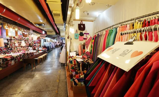 결혼 성수기, 썰렁한 혼수상가     (서울=연합뉴스) 이진욱 기자 = 10일 서울 광장시장 혼수상가가 썰렁한 모습이다. 이날 정부는 코로나 재확산의 직격탄을 맞고 있는 소상공인과 자영업자에게 최대 200만원을 현금으로 지원할 것이라고 밝혔다. 2020.9.10     cityboy@yna.co.kr/2020-09-10 15:00:08/ <저작권자 ⓒ 1980-2020 ㈜연합뉴스. 무단 전재 재배포 금지.>