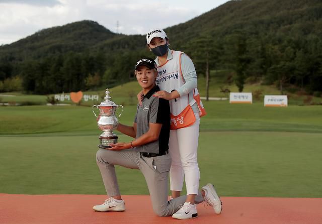 현대해상 최경주 인비테이셔널 우승자 이창우(左)와 스타 캐디 여채현(右)