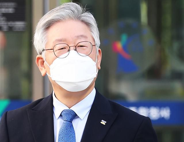 이재명 경기도지사가 지난달 21일 오후 경기도 수원시 영통구 수원고등법원에서 열린 파기환송심 첫 재판을 마치고 나오고 있다.