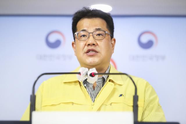 6일 오후 서울 종로구 정부서울청사에서 손영래 중앙사고수습본부 전략기획반장이 신종코로나바이러스 감염증 중앙재난안전대책본부 온라인 정례브리핑을 하고 있다.