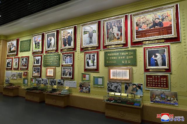 북한이 지난 2일 조선노동당 창건 75주년을 기념해 조선혁명박물관에서 ‘위대한 수령님들과 전우관’ 개관식을 진행했다고 조선중앙통신이 3일 보도했다.