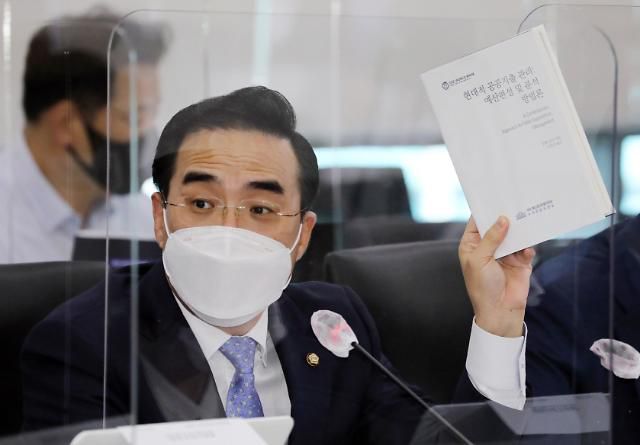 질의하는 박홍근 의원.