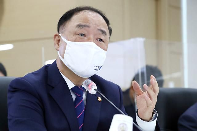 홍남기 부총리 '적극적인 답변'     (세종=연합뉴스) 김주형 기자 = 홍남기 경제부총리 겸 기획재정부 장관이 7일 오전 세종시 정부세종청사에서 열린 국회 기획재정위원회의 기획재정부에 대한 국정감사에서 재정준칙 적절성에 대한 질의에 답변하고 있다. 2020.10.7     kjhpress@yna.co.kr/2020-10-07 12:04:18/ <저작권자 ⓒ 1980-2020 ㈜연합뉴스. 무단 전재 재배포 금지.>