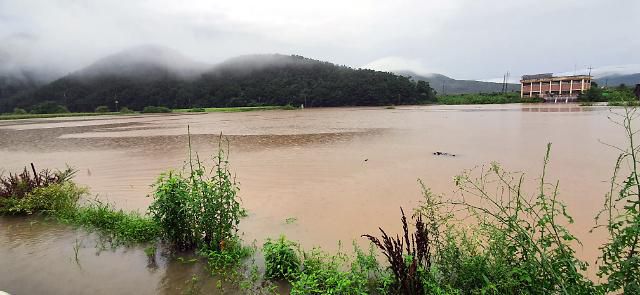 배수장도 물이 '철철'     (합천=연합뉴스) 8일 오후 경남 합천군 청덕 대부 배수장이 집중호우로 물에 잠겨 있다. 2020.8.8 [합천군 제공. 재판매 및 DB 금지]     home1223@yna.co.kr/2020-08-08 16:32:41/ <저작권자 ⓒ 1980-2020 ㈜연합뉴스. 무단 전재 재배포 금지.>