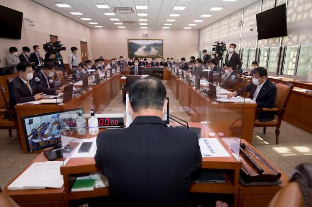 산림청, 산림조합중앙회 국정감사     (서울=연합뉴스) 진성철 기자 = 농림축산식품해양수산위원회의 산림청, 산림조합중앙회 등에 대한 국정감사가 15일 오전 국회에서 열리고 있다. 2020.10.15    zjin@yna.co.kr/2020-10-15 12:13:13/ <저작권자 ⓒ 1980-2020 ㈜연합뉴스. 무단 전재 재배포 금지.>