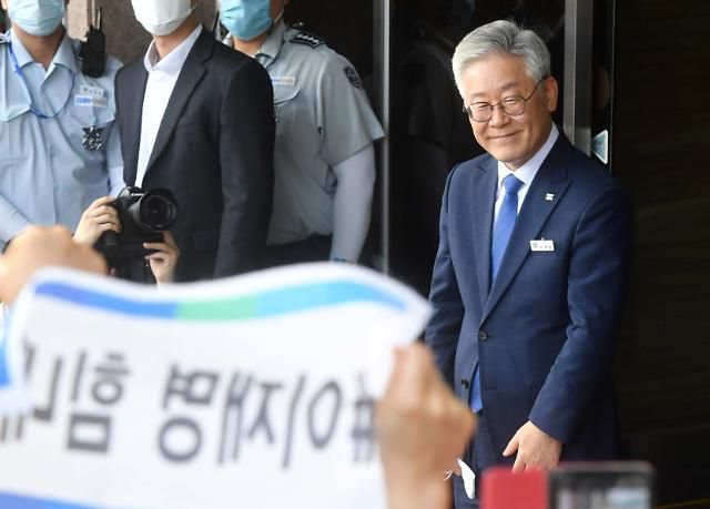 미소짓는 이재명 경기지사     (수원=연합뉴스) 홍기원 기자 = '친형 강제입원'과 관련한 허위사실 공표 혐의에 대해 2심에서 당선무효형을 선고받았다가 대법원의 원심 파기환송으로 지사직을 유지하게 된 이재명 경기도지사가 16일 오후 경기도 수원시 경기도청에서 입장을 밝힌 후 지지자들을 향해 미소짓고 있다.      대법원 전원합의체는 직권남용 권리행사 방해, 공직선거법 위반 등 혐의로 기소된 이 지사의 상고심에서 일부 유죄로 판결한 원심을 깨고 무죄 취지로 사건을 수원고법으로 돌려보냈다고 16일 밝혔다. 2020.7.16     xanadu@yna.co.kr/2020-07-16 17:19:49/ <저작권자 ⓒ 1980-2020 ㈜연합뉴스. 무단 전재 재배포 금지.>