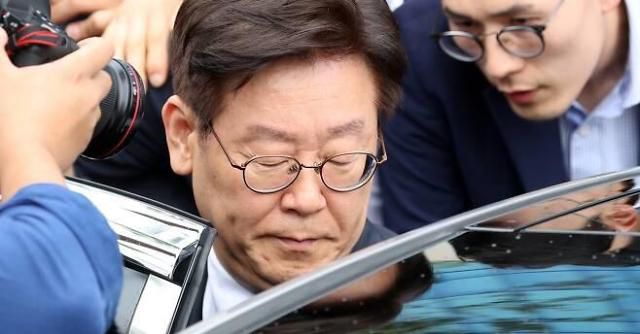 이재명 경기지사가 2019년 9월 6일 오후 수원고법에서 열린 항소심 선고공판을 마치고 나와 차에 타고 있다.