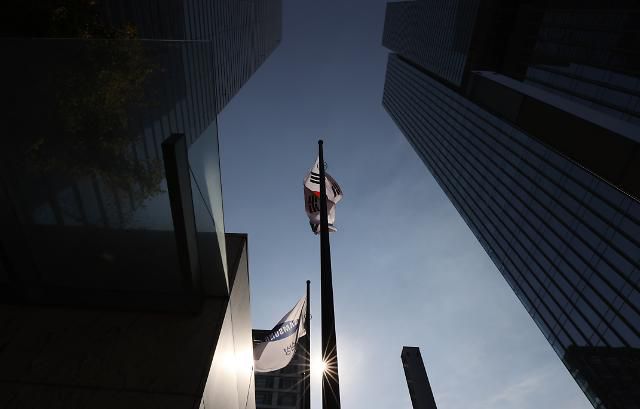 이건희 회장 별세, 깃발 펄럭이는 삼성 서초사옥 <이 기사는 2020년 10월 25일 15시 30분 이후 사용할 수 있습니다>     (서울=연합뉴스) 홍해인 기자 = 한국 재계를 대표하는 이건희 삼성그룹 회장이 25일 서울 강남구 일원동 삼성서울병원에서 별세했다. 향년 78세. 2014년 5월 급성심근경색증으로 서울 용산구 이태원동 자택에서 쓰러진 뒤 6년 만이다. 사진은 이날 서울 삼성전자 서초사옥. 2020.10.25     hihong@yna.co.kr/2020-10-25 13:55:43/ <저작권자 ⓒ 1980-2020 ㈜연합뉴스. 무단 전재 재배포 금지.>