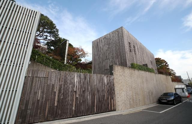 이건희 삼성 회장 별세     (서울=연합뉴스) 이재희 기자 = 한국 재계를 대표하는 이건희 삼성그룹 회장이 25일 서울 일원동 삼성서울병원에서 별세했다. 향년 78세. 사진은 이날 서울 용산구 이태원동 고 이건희 회장의 자택. 2020.10.25     scape@yna.co.kr/2020-10-25 14:06:03/ <저작권자 ⓒ 1980-2020 ㈜연합뉴스. 무단 전재 재배포 금지.>