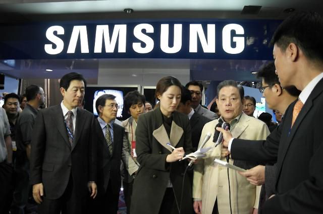 CES 2012 참관한 이건희 회장     (서울=연합뉴스) 한국 재계를 대표하는 이건희 삼성그룹 회장이 25일 서울 강남구 일원동 삼성서울병원에서 별세했다. 향년 78세. 2014년 5월 급성 심근경색증으로 서울 용산구 이태원동 자택에서 쓰러진 뒤 6년 만이다. 사진은 CES 2012 참관하는 이건희 회장. 2020.10.25 [삼성 제공. 재판매 및 DB 금지]       photo@yna.co.kr/2020-10-25 11:49:56/ <저작권자 ⓒ 1980-2020 ㈜연합뉴스. 무단 전재 재배포 금지.>