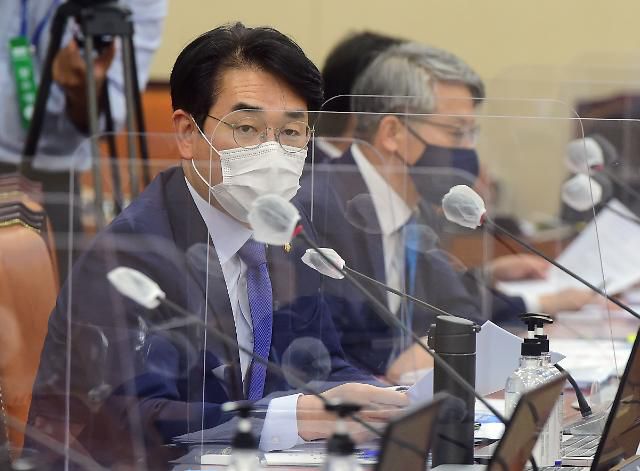 질의하는 박용진 의원     (서울=연합뉴스) 하사헌 기자 = 더불어민주당 박용진 의원이 23일 국회에서 열린 정무위원회의 금융위원회·금융감독원에 대한 종합감사에서 질의를 하고 있다. 2020.10.23    toadboy@yna.co.kr/2020-10-23 12:44:08/ <저작권자 ⓒ 1980-2020 ㈜연합뉴스. 무단 전재 재배포 금지.>