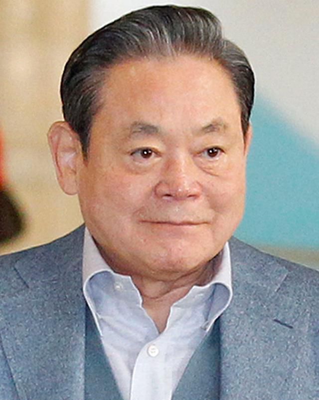 이건희 삼성 회장 별세     (서울=연합뉴스) 한국 재계를 대표하는 이건희 삼성그룹 회장이 25일 서울 일원동 서울삼성병원에서 별세했다. 향년 78세.   2020.10.25 [연합뉴스 자료사진]     photo@yna.co.kr/2020-10-25 10:08:04/ <저작권자 ⓒ 1980-2020 ㈜연합뉴스. 무단 전재 재배포 금지.>