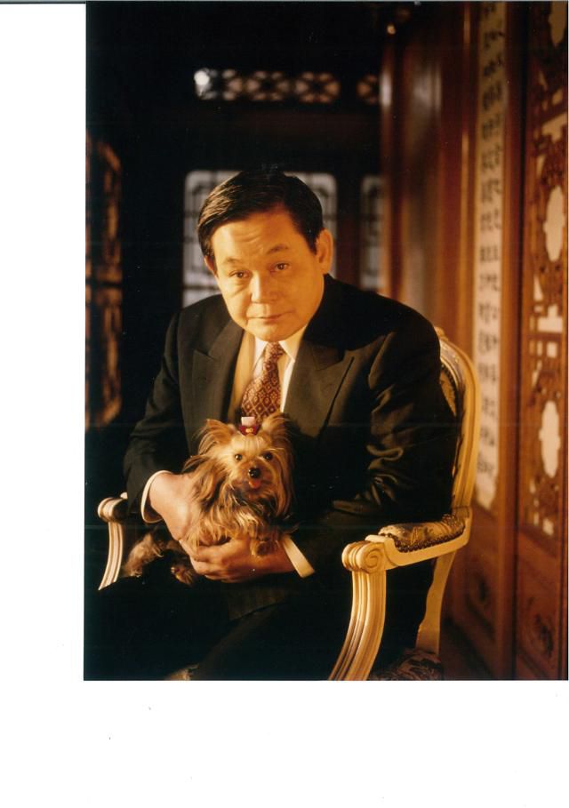 포춘 인터뷰 하는 이건희 회장     (서울=연합뉴스) 한국 재계를 대표하는 이건희 삼성그룹 회장이 25일 서울 강남구 일원동 삼성서울병원에서 별세했다. 향년 78세. 2014년 5월 급성 심근경색증으로 서울 용산구 이태원동 자택에서 쓰러진 뒤 6년 만이다. 사진은 1993년 미국의 격주간 종합경제지 포춘과 인터뷰하는 이건희 회장. 2020.10.25 [삼성 제공. 재판매 및 DB 금지]       photo@yna.co.kr/2020-10-25 12:02:52/ <저작권자 ⓒ 1980-2020 ㈜연합뉴스. 무단 전재 재배포 금지.>