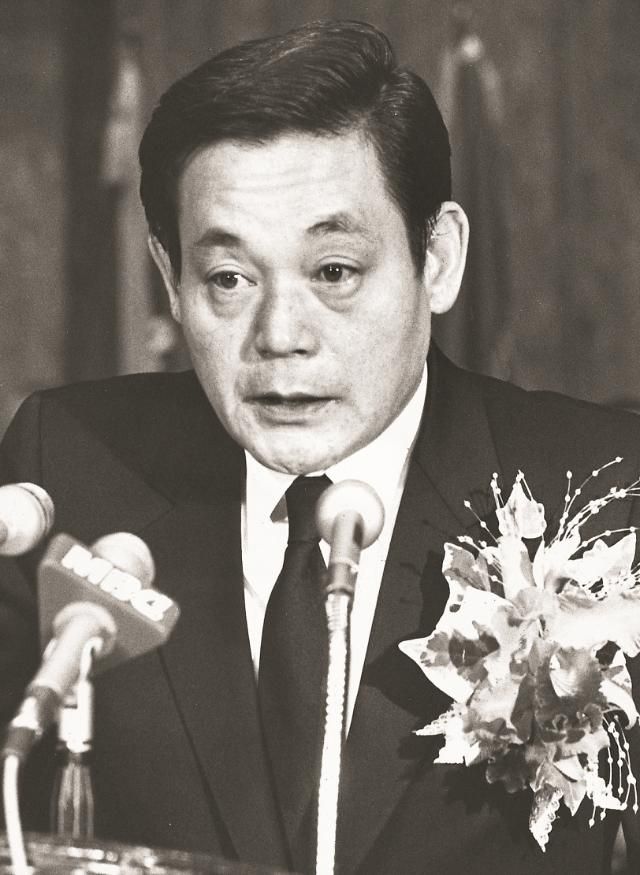 회장 취임사 하는 이건희     (서울=연합뉴스) 한국 재계를 대표하는 이건희 삼성그룹 회장이 25일 서울 강남구 일원동 삼성서울병원에서 별세했다. 향년 78세. 2014년 5월 급성 심근경색증으로 서울 용산구 이태원동 자택에서 쓰러진 뒤 6년 만이다. 사진은 1987년 회장 취임식에서 취임사하는 이건희 회장. 2020.10.25 [삼성 제공. 재판매 및 DB 금지]       photo@yna.co.kr/2020-10-25 11:43:10/ <저작권자 ⓒ 1980-2020 ㈜연합뉴스. 무단 전재 재배포 금지.>