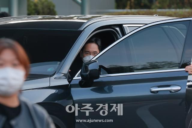 이건희 삼성그룹 회장이 별세한 25일 서울 강남구 삼성서울병원 장례식장에 이재용 삼성전자 부회장이 도착하고 있다.