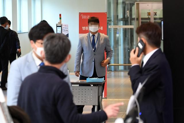 분주한 이건희 회장 빈소 입구     (서울=연합뉴스) 김인철 기자 = 이건희 삼성그룹 회장이 별세한 25일 오전 서울 강남구 삼성서울병원 장례식장 입구가 분주한 모습을 보이고 있다. 2020.10.25     yatoya@yna.co.kr/2020-10-25 13:14:42/ <저작권자 ⓒ 1980-2020 ㈜연합뉴스. 무단 전재 재배포 금지.>