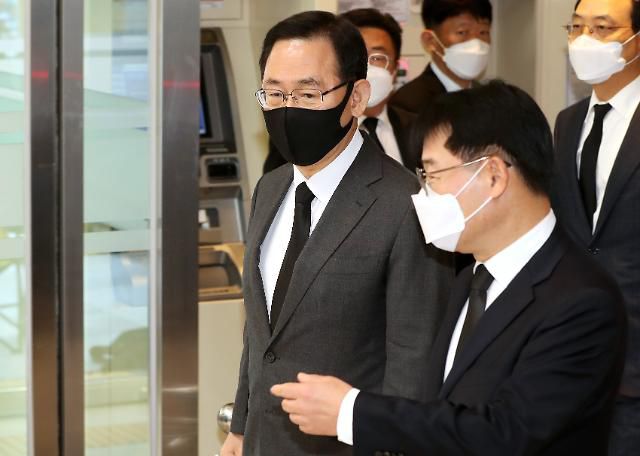 고 이건희 회장 조문 마친 주호영 원내대표     (서울=연합뉴스) 국민의힘 주호영 원내대표(왼쪽)가 26일 오전 고(故) 이건희 삼성그룹 회장의 빈소가 마련된 서울 강남구 삼성서울병원 장례식장에서 조문을 마친 뒤 건물을 나서고 있다. 2020.10.26 [사진공동취재단]     photo@yna.co.kr/2020-10-26 13:59:23/ <저작권자 ⓒ 1980-2020 ㈜연합뉴스. 무단 전재 재배포 금지.>