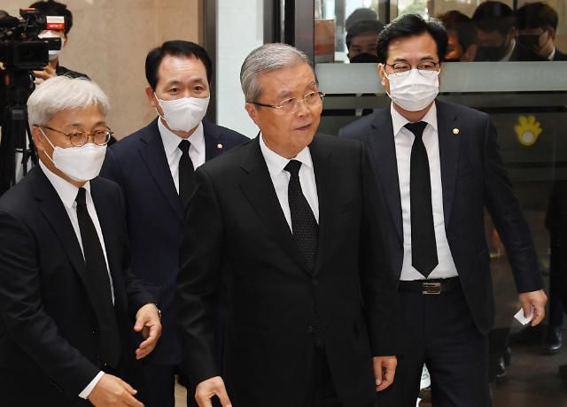 고 이건희 회장 빈소 찾은 김종인     (서울=연합뉴스) 국민의힘 김종인 비대위원장(왼쪽 세 번째)이 26일 오후 고 이건희 삼성그룹 회장 빈소가 마련된 서울 강남구 삼성서울병원 장례식장에 들어서고 있다. 2020.10.26 [사진공동취재단]     photo@yna.co.kr/2020-10-26 16:01:05/ <저작권자 ⓒ 1980-2020 ㈜연합뉴스. 무단 전재 재배포 금지.>