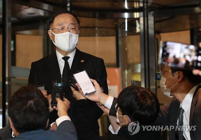 홍남기 경제부총리 겸 기획재정부 장관이 26일 오후 고 이건희 삼성그룹 회장 빈소가 마련된 서울 강남구 삼성서울병원 장례식장에서 조문을 마치고 취재진의 질문을 받고 있다.