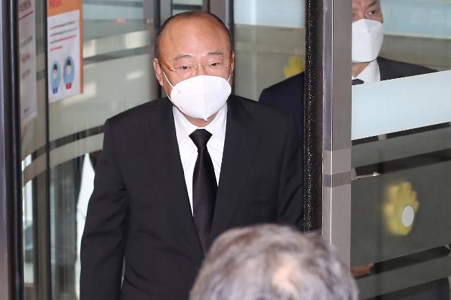 고 이건희 회장 빈소 찾은 김승연 회장     (서울=연합뉴스) 김승연 한화그룹 회장이 26일 오후 고 이건희 삼성그룹 회장 빈소가 마련된 서울 강남구 삼성서울병원 장례식장으로 들어서고 있다. 2020.10.26 [사진공동취재단]     photo@yna.co.kr/2020-10-26 17:54:34/ <저작권자 ⓒ 1980-2020 ㈜연합뉴스. 무단 전재 재배포 금지.>