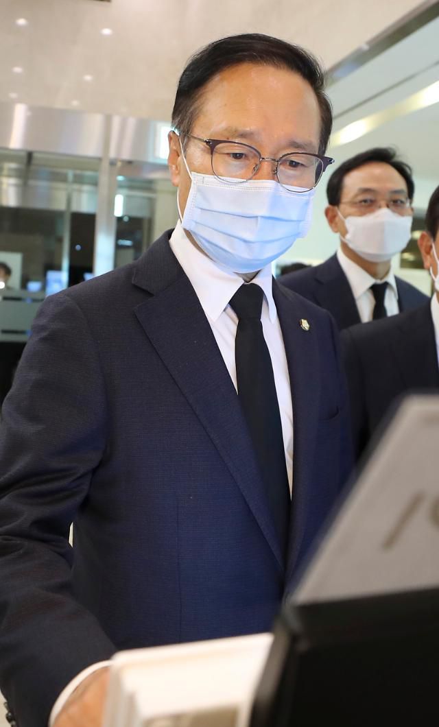 고 이건희 회장 빈소 찾은 홍영표 의원     (서울=연합뉴스) 이지은 기자 = 더불어민주당 홍영표 의원이 26일 오후 서울 강남구 삼성서울병원 장례식장에 마련된 고(故) 이건희 삼성그룹 회장의 빈소로 들어서고 있다. 2020.10.26     jieunlee@yna.co.kr/2020-10-26 21:17:37/ <저작권자 ⓒ 1980-2020 ㈜연합뉴스. 무단 전재 재배포 금지.>